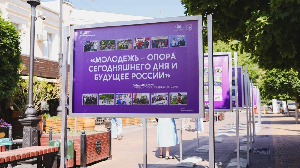 Открыли уличную выставку «Молодые – главный драйвер развития страны» Открыли уличную выставку «Молодые – главный драйвер развития страны»