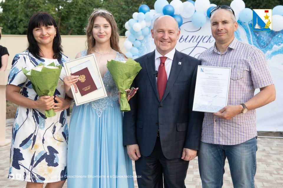 В этом году в Севастополе 2396 выпускников, из них 389 медалистов — 233 «золотых» и 156 «серебряных» В этом году в Севастополе 2396 выпускников, из них 389 медалистов — 233 «золотых» и 156 «серебряных»