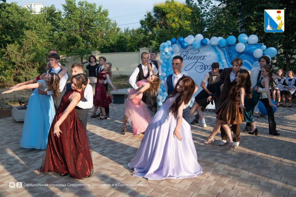 В этом году в Севастополе 2396 выпускников, из них 389 медалистов — 233 «золотых» и 156 «серебряных» В этом году в Севастополе 2396 выпускников, из них 389 медалистов — 233 «золотых» и 156 «серебряных»