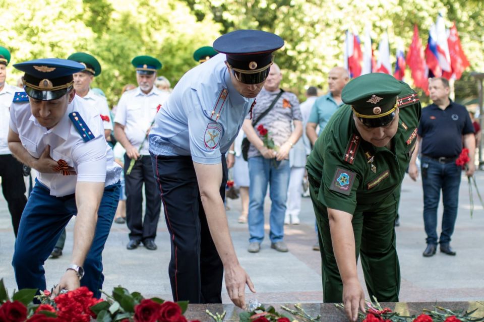29 июня в Симферополе состоялась торжественная церемония возложения цветов и венков, посвященная Дню партизан и подпольщиков 29 июня в Симферополе состоялась торжественная церемония возложения цветов и венков, посвященная Дню партизан и подпольщиков
