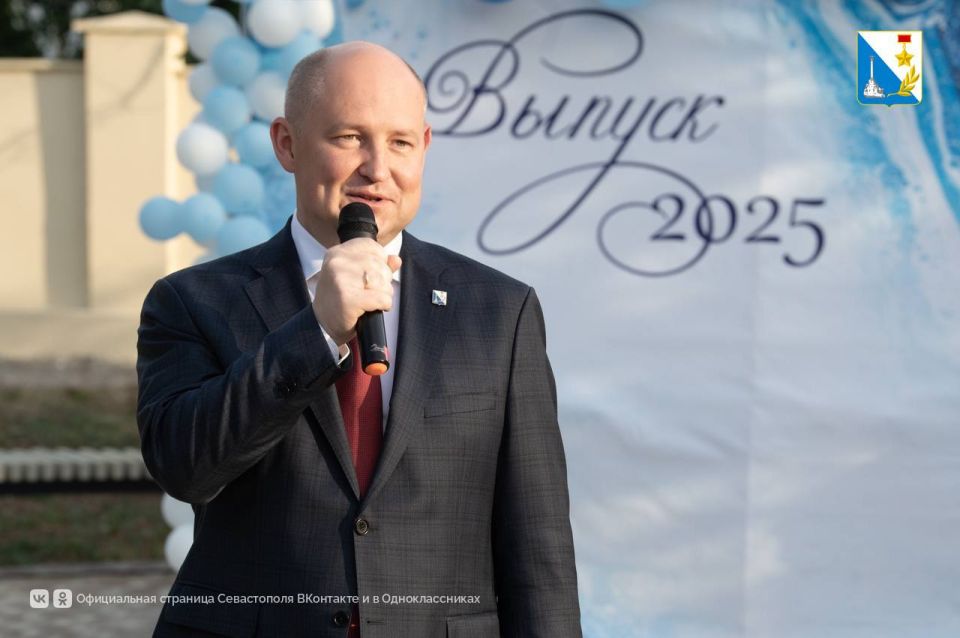В этом году в Севастополе 2396 выпускников, из них 389 медалистов — 233 «золотых» и 156 «серебряных» В этом году в Севастополе 2396 выпускников, из них 389 медалистов — 233 «золотых» и 156 «серебряных»