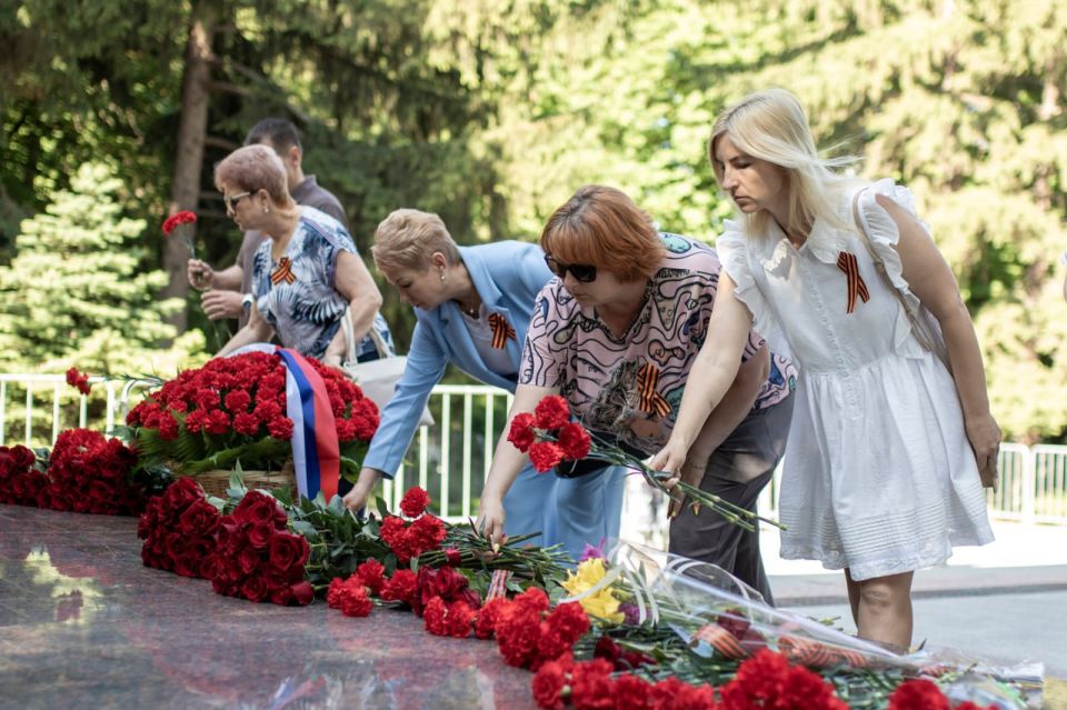 29 июня в Симферополе состоялась торжественная церемония возложения цветов и венков, посвященная Дню партизан и подпольщиков 29 июня в Симферополе состоялась торжественная церемония возложения цветов и венков, посвященная Дню партизан и подпольщиков