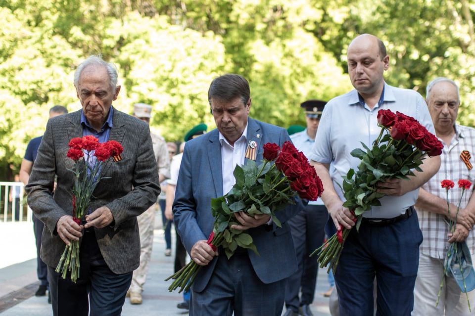 29 июня в Симферополе состоялась торжественная церемония возложения цветов и венков, посвященная Дню партизан и подпольщиков 29 июня в Симферополе состоялась торжественная церемония возложения цветов и венков, посвященная Дню партизан и подпольщиков