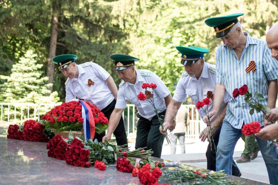 29 июня в Симферополе состоялась торжественная церемония возложения цветов и венков, посвященная Дню партизан и подпольщиков 29 июня в Симферополе состоялась торжественная церемония возложения цветов и венков, посвященная Дню партизан и подпольщиков
