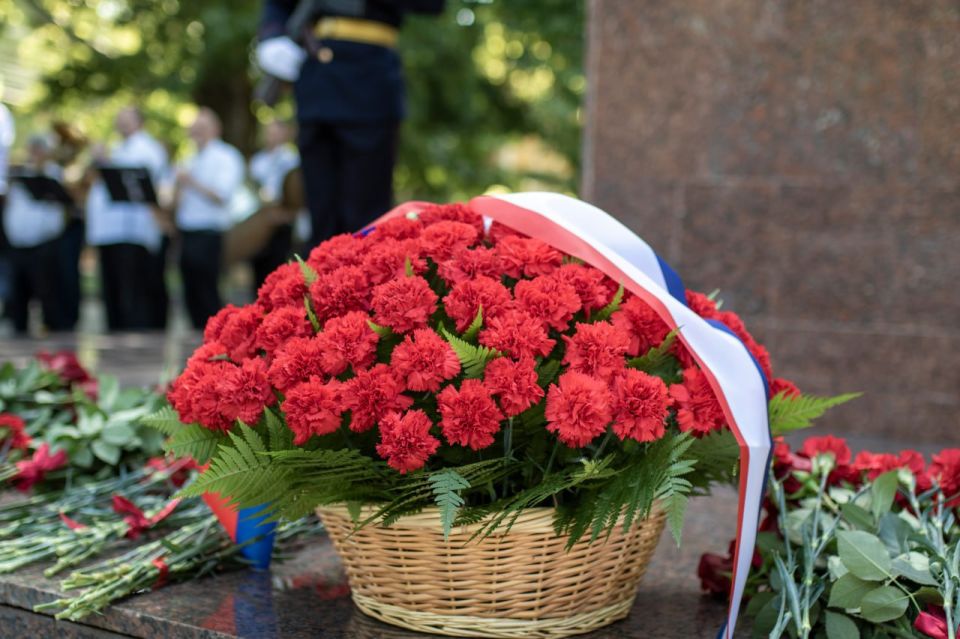 29 июня в Симферополе состоялась торжественная церемония возложения цветов и венков, посвященная Дню партизан и подпольщиков 29 июня в Симферополе состоялась торжественная церемония возложения цветов и венков, посвященная Дню партизан и подпольщиков