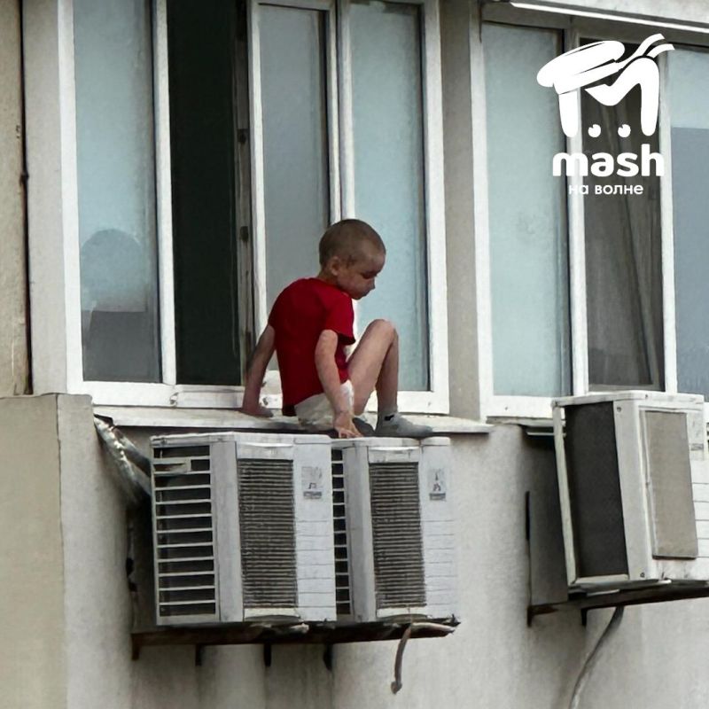 Оставленный без присмотра ребенок чуть не спрыгнул с компрессора кондиционера в Алуште Оставленный без присмотра ребенок чуть не спрыгнул с компрессора кондиционера в Алуште