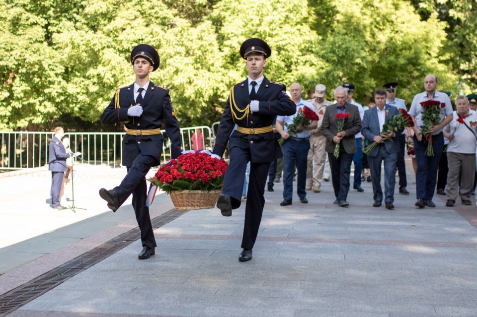 29 июня в Симферополе состоялась торжественная церемония возложения цветов и венков, посвященная Дню партизан и подпольщиков 29 июня в Симферополе состоялась торжественная церемония возложения цветов и венков, посвященная Дню партизан и подпольщиков