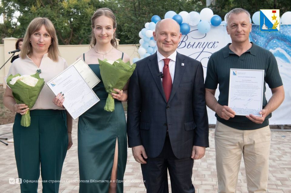 В этом году в Севастополе 2396 выпускников, из них 389 медалистов — 233 «золотых» и 156 «серебряных» В этом году в Севастополе 2396 выпускников, из них 389 медалистов — 233 «золотых» и 156 «серебряных»