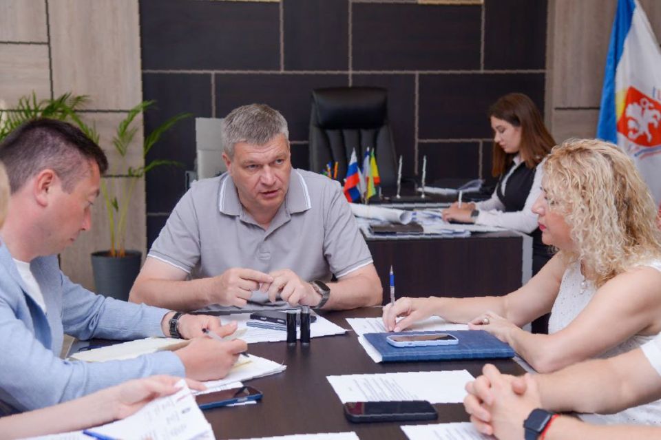 Александр Юрьев: На еженедельном аппаратном совещании совместно с главой города Галиной Герасимовой и коллегами обсудили актуальные вопросы и поставили задачи Александр Юрьев: На еженедельном аппаратном совещании совместно с главой города Галиной Герасимовой и коллегами обсудили актуальные вопросы и поставили задачи