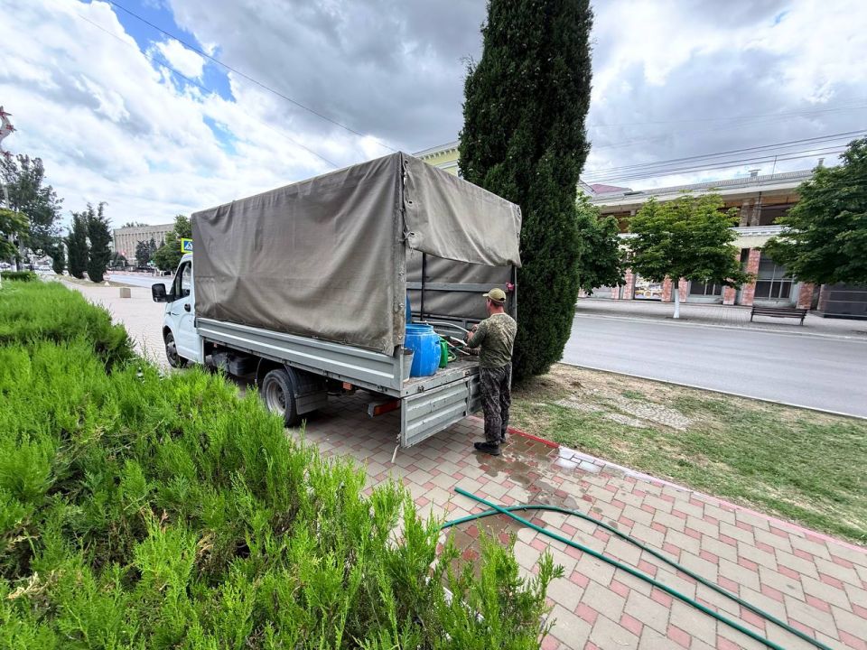 Сотрудники Зеленхоза ухаживают за розарием Сотрудники Зеленхоза ухаживают за розарием