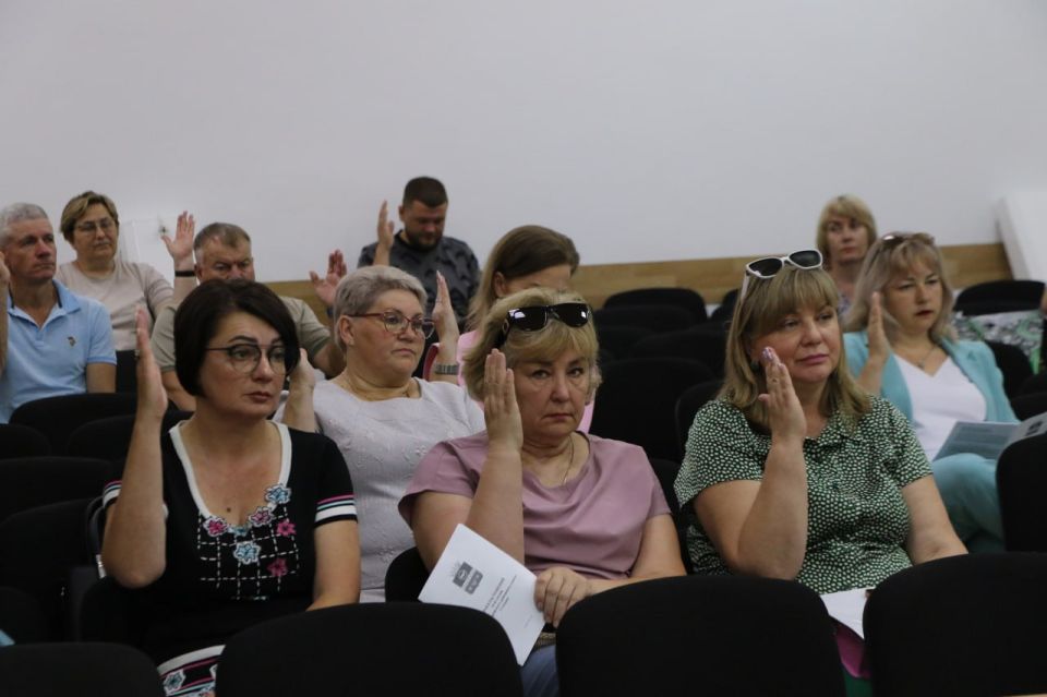 Ольга Урайкина: После заседания президиума в большом зале администрации Бахчисарайского района состоялось заседание 14-й сессии Бахчисарайского районного совета Ольга Урайкина: После заседания президиума в большом зале администрации Бахчисарайского района состоялось заседание 14-й сессии Бахчисарайского районного совета