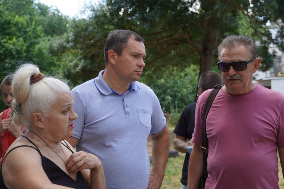 Глава администрации Керчи Олег Каторгин оценил готовность придомовых территорий по ул. Черноморской, №2\1, 6\2 Глава администрации Керчи Олег Каторгин оценил готовность придомовых территорий по ул. Черноморской, №2\1, 6\2