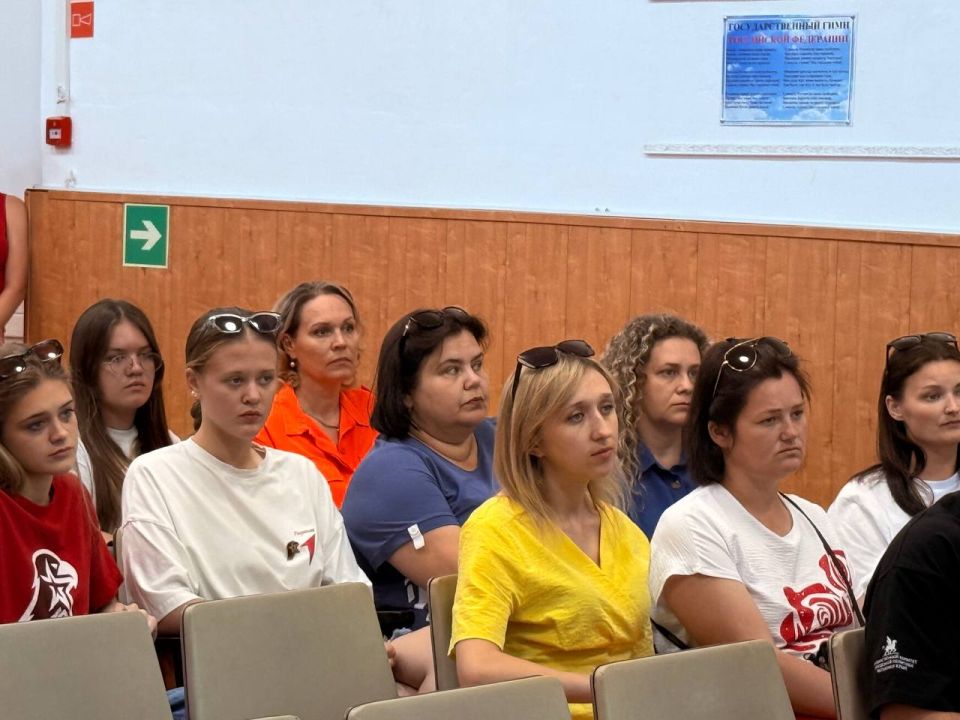 Администрация Нижнегорского района Крыма организовала встречу с молодежью, посвящённую памяти военного корреспондента "Известий" Александра Федорчака Администрация Нижнегорского района Крыма организовала встречу с молодежью, посвящённую памяти военного корреспондента "Известий" Александра Федорчака