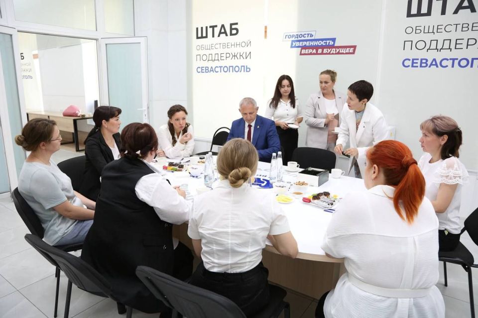 Анна Кузнецова: Накануне дня рождения Общественных приемных Председателя Партии «Единая Россия» с радостью встретились с коллегами в Севастопольском отделении, чтобы лично поблагодарить тех, кто ежедневно помогает людям Анна Кузнецова: Накануне дня рождения Общественных приемных Председателя Партии «Единая Россия» с радостью встретились с коллегами в Севастопольском отделении, чтобы лично поблагодарить тех, кто ежедневно помогает людям