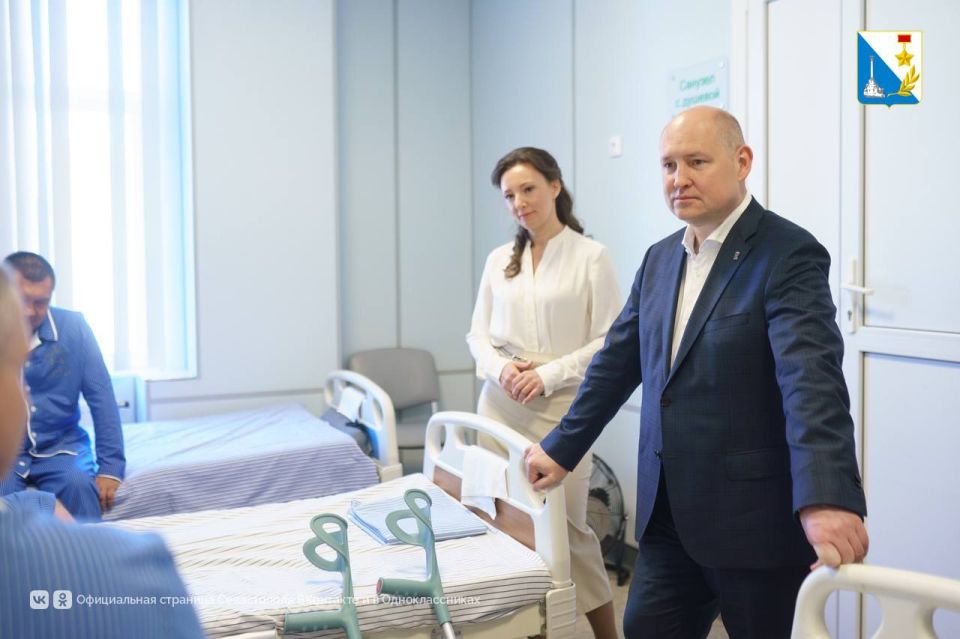В День ветеранов боевых действий губернатор Михаил Развожаев и заместитель председателя Госдумы Анна Кузнецова проведали военнослужащих в госпитале и пообщались с волонтерами В День ветеранов боевых действий губернатор Михаил Развожаев и заместитель председателя Госдумы Анна Кузнецова проведали военнослужащих в госпитале и пообщались с волонтерами