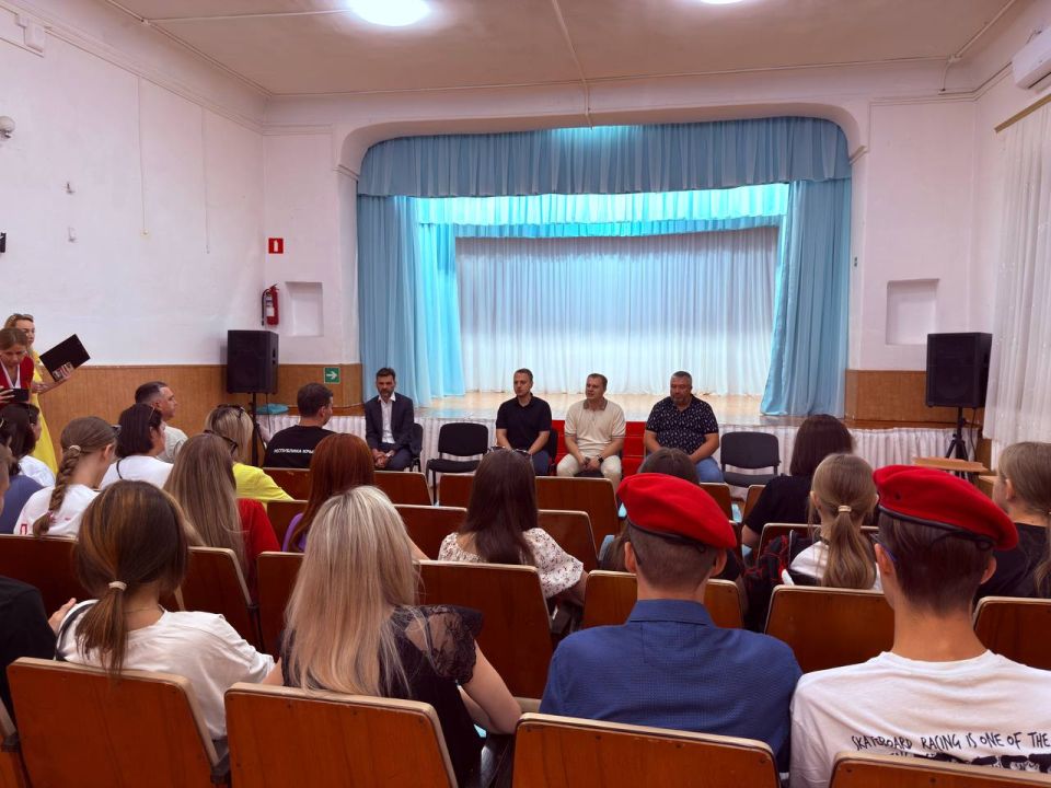 Администрация Нижнегорского района Крыма провела с представителями молодежи встречу, посвященную памяти военного корреспондента "Известий" Александра Федорчака Администрация Нижнегорского района Крыма провела с представителями молодежи встречу, посвященную памяти военного корреспондента "Известий" Александра Федорчака