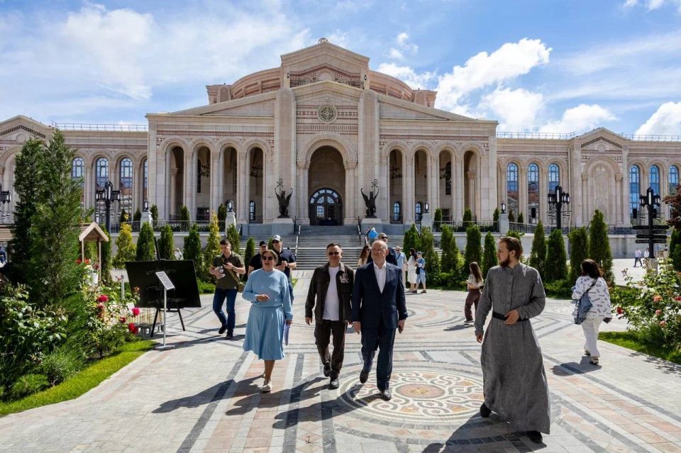 Министр строительства и ЖКХ РФ Ирек Файзуллин провел рабочую встречу с митрополитом Симферопольским и Крымским Тихоном Министр строительства и ЖКХ РФ Ирек Файзуллин провел рабочую встречу с митрополитом Симферопольским и Крымским Тихоном