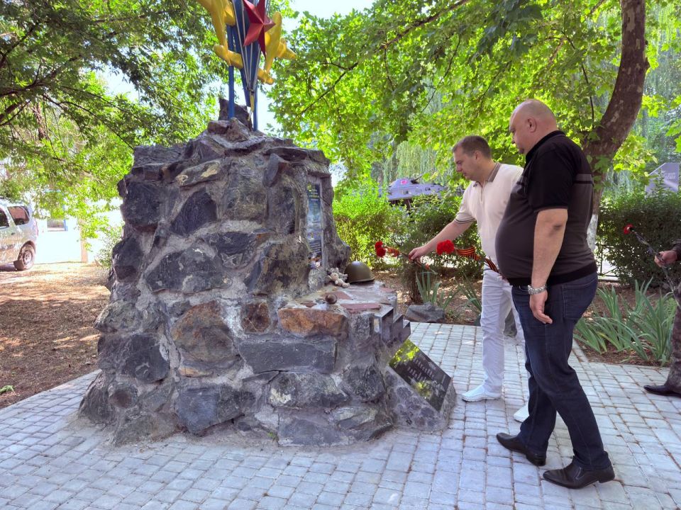 Антон Кравец: Сегодня в день ветеранов боевых действий по инициативе общественной организации Южный рубеж у памятника Воинам всех поколений в Парке Героев Защитников Отечества состоялось возложение цветов Антон Кравец: Сегодня в день ветеранов боевых действий по инициативе общественной организации Южный рубеж у памятника Воинам всех поколений в Парке Героев Защитников Отечества состоялось возложение цветов