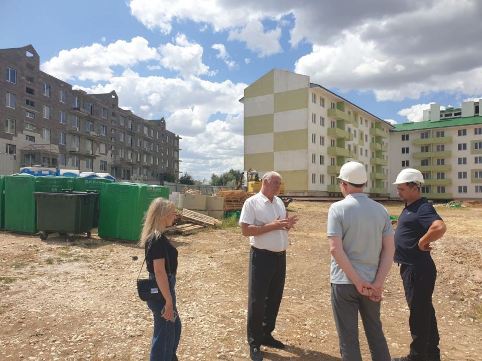 Заместитель председателя Госкомнаца Крыма Рефат Дердаров проинспектировал строительство двух многоквартирных домов в поселке Гвардейское Симферопольского района Заместитель председателя Госкомнаца Крыма Рефат Дердаров проинспектировал строительство двух многоквартирных домов в поселке Гвардейское Симферопольского района