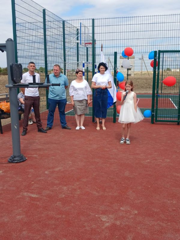 Денис Олейник: Сегодня в селе Сенокосное состоялось торжественное открытие новой спортивной площадки за счет средств от продажи национализированных предприятий в Республике Крым Денис Олейник: Сегодня в селе Сенокосное состоялось торжественное открытие новой спортивной площадки за счет средств от продажи национализированных предприятий в Республике Крым