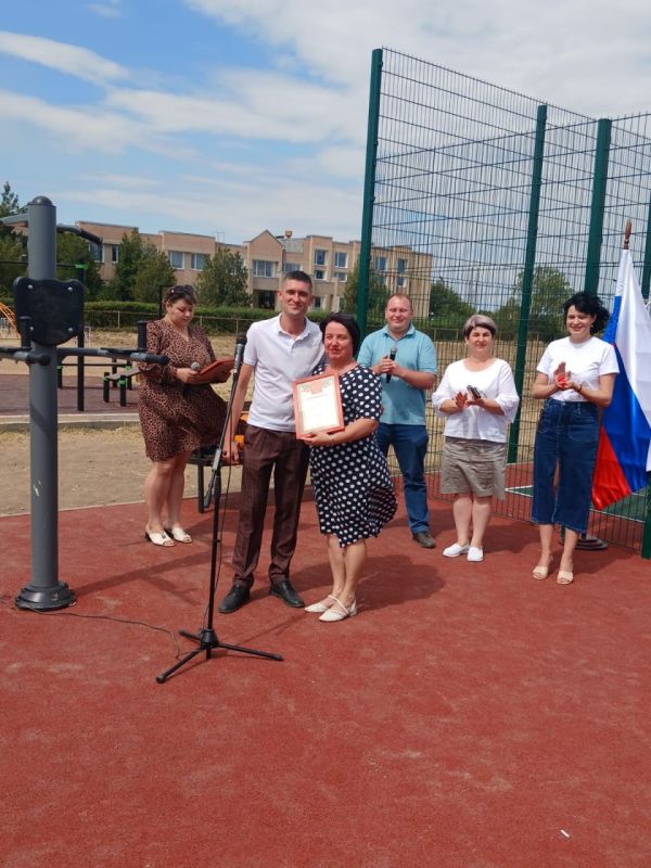 Денис Олейник: Сегодня в селе Сенокосное состоялось торжественное открытие новой спортивной площадки за счет средств от продажи национализированных предприятий в Республике Крым Денис Олейник: Сегодня в селе Сенокосное состоялось торжественное открытие новой спортивной площадки за счет средств от продажи национализированных предприятий в Республике Крым