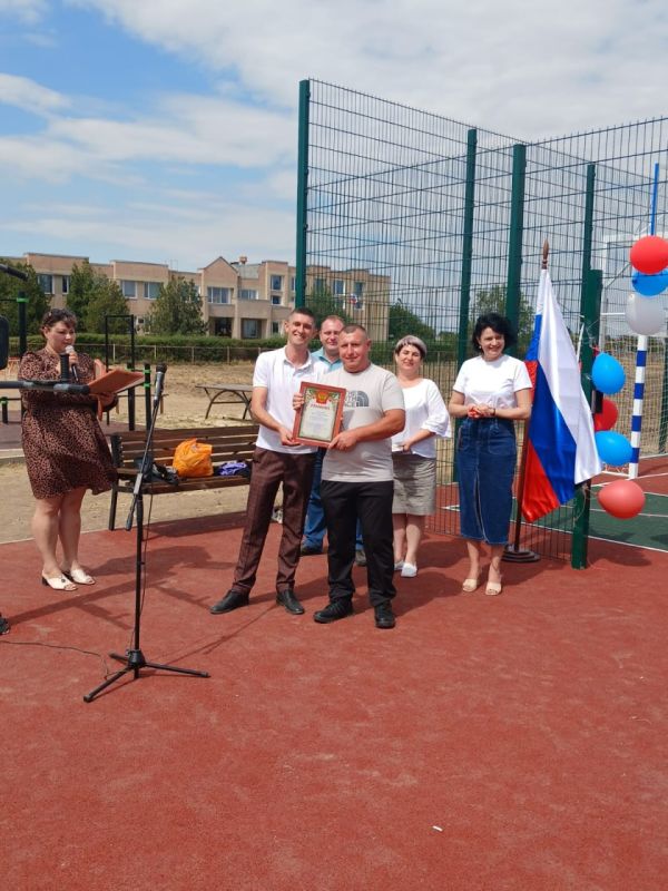 Денис Олейник: Сегодня в селе Сенокосное состоялось торжественное открытие новой спортивной площадки за счет средств от продажи национализированных предприятий в Республике Крым Денис Олейник: Сегодня в селе Сенокосное состоялось торжественное открытие новой спортивной площадки за счет средств от продажи национализированных предприятий в Республике Крым