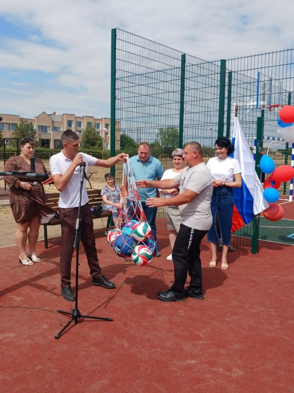 Денис Олейник: Сегодня в селе Сенокосное состоялось торжественное открытие новой спортивной площадки за счет средств от продажи национализированных предприятий в Республике Крым Денис Олейник: Сегодня в селе Сенокосное состоялось торжественное открытие новой спортивной площадки за счет средств от продажи национализированных предприятий в Республике Крым