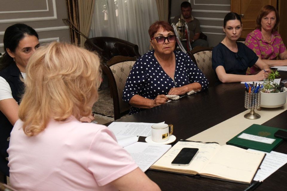 Янина Павленко: Вместе с куратором Ялты, министром информации и связи Крыма Альбертом Абдурашитовичем Куршутовым на личном приёме граждан разобрали частный, но требующий нашего внимания и вмешательства случай Янина Павленко: Вместе с куратором Ялты, министром информации и связи Крыма Альбертом Абдурашитовичем Куршутовым на личном приёме граждан разобрали частный, но требующий нашего внимания и вмешательства случай