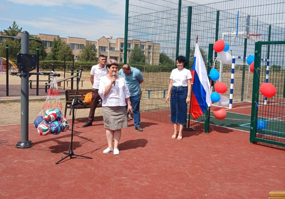 Денис Олейник: Сегодня в селе Сенокосное состоялось торжественное открытие новой спортивной площадки за счет средств от продажи национализированных предприятий в Республике Крым Денис Олейник: Сегодня в селе Сенокосное состоялось торжественное открытие новой спортивной площадки за счет средств от продажи национализированных предприятий в Республике Крым