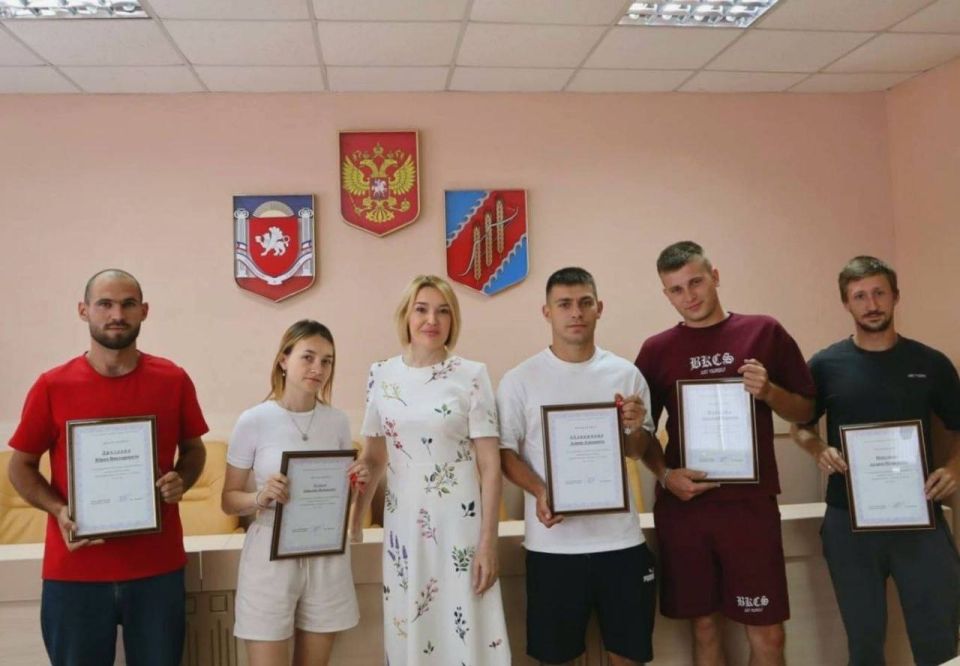 Глава администрации Джанкойского района Инна Федоренко вручила ключи от квартир жителям Джанкойского района из числа детей-сирот и детей оставшихся без попечения родителей Глава администрации Джанкойского района Инна Федоренко вручила ключи от квартир жителям Джанкойского района из числа детей-сирот и детей оставшихся без попечения родителей