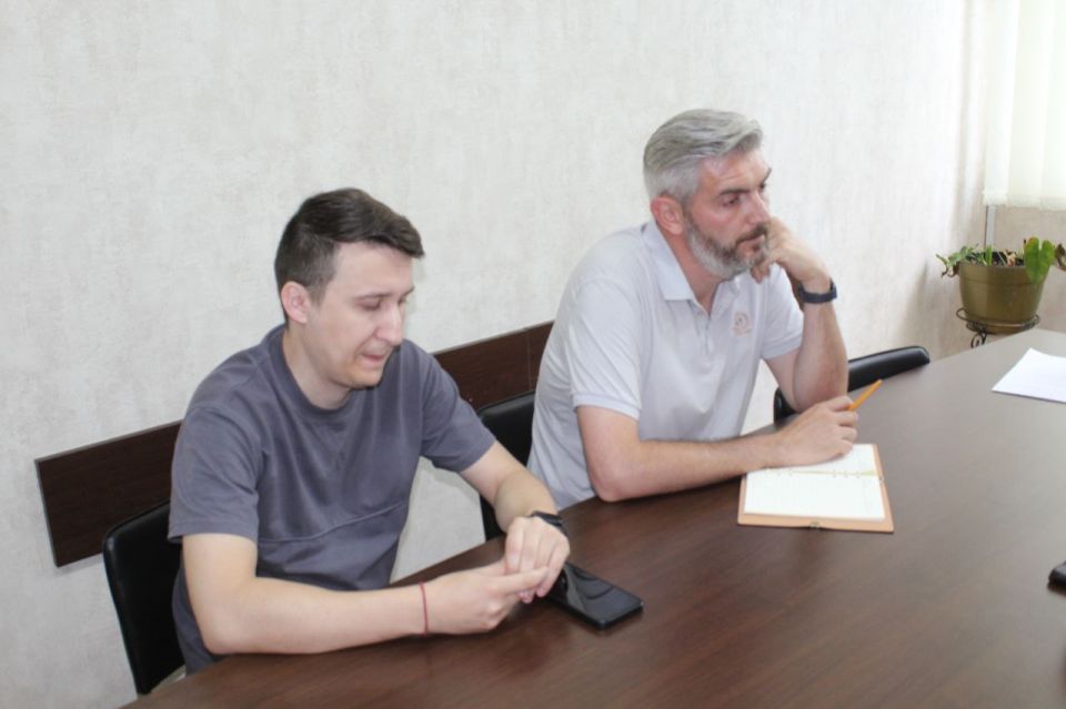 В Госкомнаце Крыма состаялась рабочая встреча с председателем регионального Совета сторонников Крымского регионального отделения партии «Единая Россия», представителем «Росвоенцентра» Сергеем Куликовым В Госкомнаце Крыма состаялась рабочая встреча с председателем регионального Совета сторонников Крымского регионального отделения партии «Единая Россия», представителем «Росвоенцентра» Сергеем Куликовым