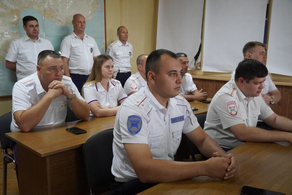 В Керчи чествовали сотрудников ГИБДД В Керчи чествовали сотрудников ГИБДД