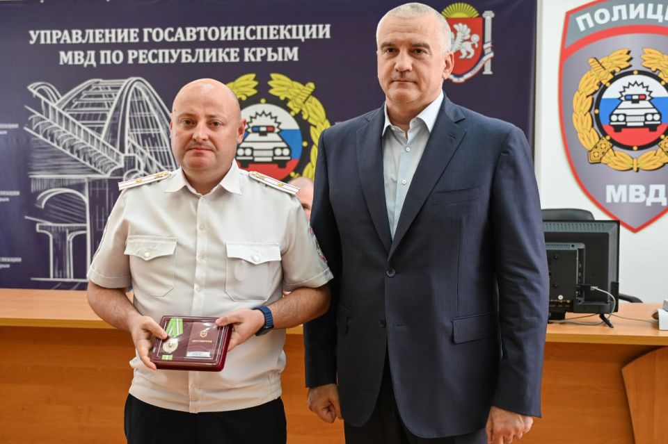 Аксёнов поздравил сотрудников и ветеранов Госавтоинспекции с профессиональным праздником Аксёнов поздравил сотрудников и ветеранов Госавтоинспекции с профессиональным праздником