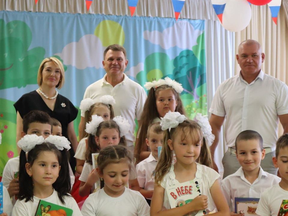 3 июля 2025 года глава администрации Джанкойского района Инна Федоренко совместно с депутатом Государственной Думы Федерального Собрания Российской Федерации Леонидом Бабашовым и председателем Джанкойского районного совета... 3 июля 2025 года глава администрации Джанкойского района Инна Федоренко совместно с депутатом Государственной Думы Федерального Собрания Российской Федерации Леонидом Бабашовым и председателем Джанкойского районного совета...