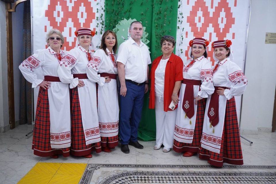 3 июля фольклорный коллектив славянской культуры «Сябровки», руководитель Людмила Сердюкова, принял участие в фестивале белорусской культуры «Карагод Сяброу», который прошёл в Симферополе 3 июля фольклорный коллектив славянской культуры «Сябровки», руководитель Людмила Сердюкова, принял участие в фестивале белорусской культуры «Карагод Сяброу», который прошёл в Симферополе