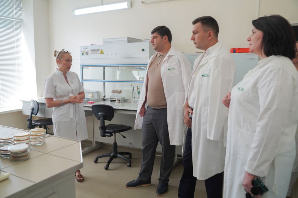 Министр промышленности и торговли Крыма Анушаван Агаджанян посетил предприятие, специализирующееся на производстве биологических удобрений, расположенное в Сакском районе Министр промышленности и торговли Крыма Анушаван Агаджанян посетил предприятие, специализирующееся на производстве биологических удобрений, расположенное в Сакском районе