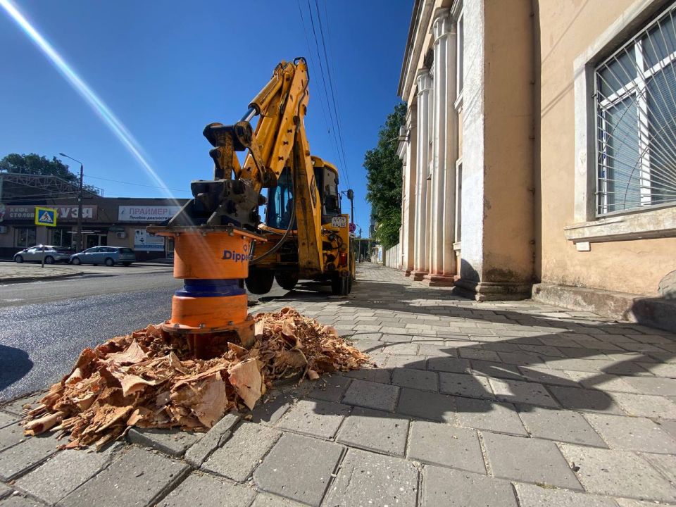 #жкх. В Керчи продолжают применять установку для удаления пней, оставленных после сноса аварийных деревьев #жкх. В Керчи продолжают применять установку для удаления пней, оставленных после сноса аварийных деревьев