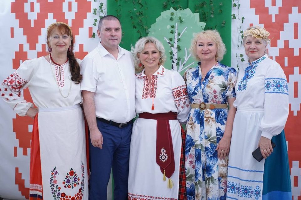 3 июля фольклорный коллектив славянской культуры «Сябровки», руководитель Людмила Сердюкова, принял участие в фестивале белорусской культуры «Карагод Сяброу», который прошёл в Симферополе 3 июля фольклорный коллектив славянской культуры «Сябровки», руководитель Людмила Сердюкова, принял участие в фестивале белорусской культуры «Карагод Сяброу», который прошёл в Симферополе