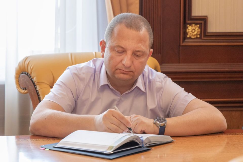 Сергей Аксёнов: На встрече с руководителем АНО «Комитет семей воинов Отечества» Ольгой Валерьевной Дорохиной, ее заместителем Ларисой Владимировной Бобриковой и министром внутренней политики, информации и связи Республики... Сергей Аксёнов: На встрече с руководителем АНО «Комитет семей воинов Отечества» Ольгой Валерьевной Дорохиной, ее заместителем Ларисой Владимировной Бобриковой и министром внутренней политики, информации и связи Республики...