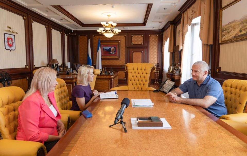 Сергей Аксёнов: На встрече с руководителем АНО «Комитет семей воинов Отечества» Ольгой Валерьевной Дорохиной, ее заместителем Ларисой Владимировной Бобриковой и министром внутренней политики, информации и связи Республики... Сергей Аксёнов: На встрече с руководителем АНО «Комитет семей воинов Отечества» Ольгой Валерьевной Дорохиной, ее заместителем Ларисой Владимировной Бобриковой и министром внутренней политики, информации и связи Республики...