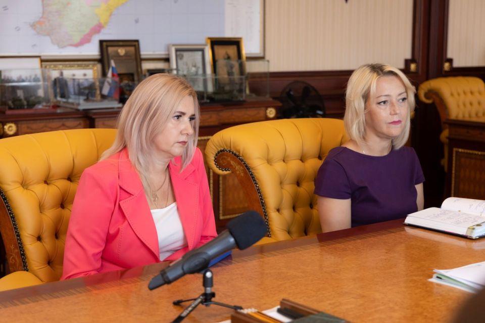 Сергей Аксёнов: На встрече с руководителем АНО «Комитет семей воинов Отечества» Ольгой Валерьевной Дорохиной, ее заместителем Ларисой Владимировной Бобриковой и министром внутренней политики, информации и связи Республики... Сергей Аксёнов: На встрече с руководителем АНО «Комитет семей воинов Отечества» Ольгой Валерьевной Дорохиной, ее заместителем Ларисой Владимировной Бобриковой и министром внутренней политики, информации и связи Республики...