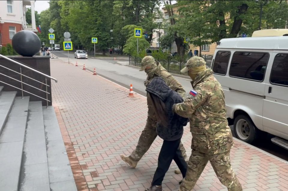Двое крымчан, которые планировали взорвать ж/д пути и убить военного, пойдут под суд Двое крымчан, которые планировали взорвать ж/д пути и убить военного, пойдут под суд
