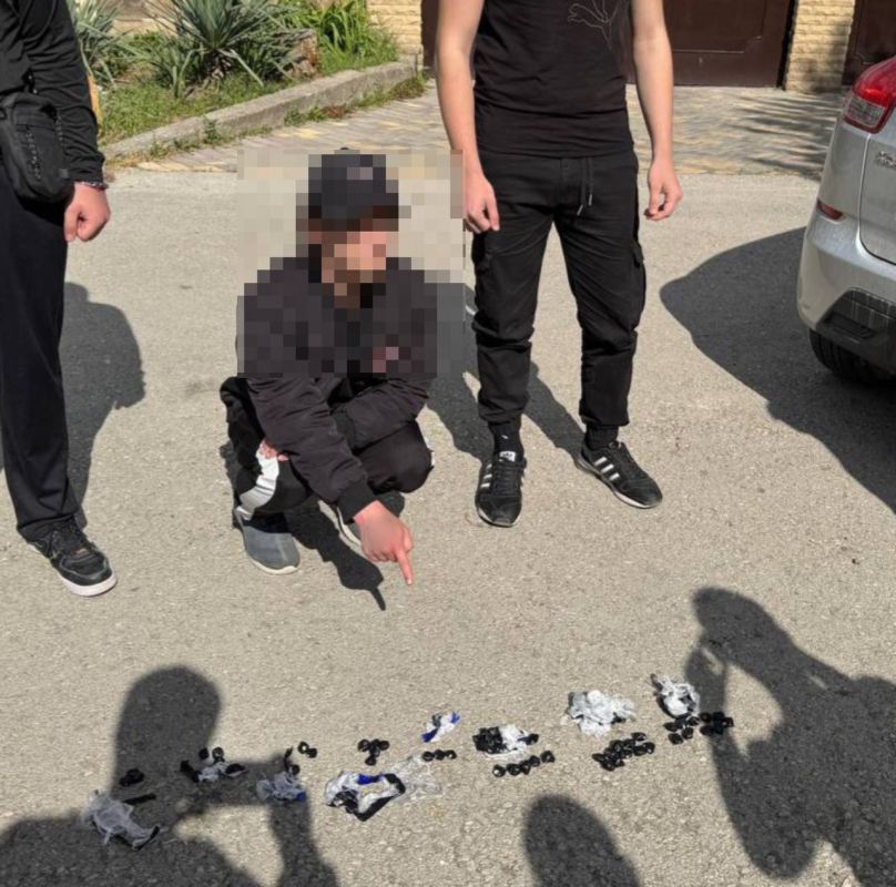 В Симферополе оперативники задержали наркокурьера, намеревавшегося сбыть на территории города особо крупную партию «синтетики» В Симферополе оперативники задержали наркокурьера, намеревавшегося сбыть на территории города особо крупную партию «синтетики»