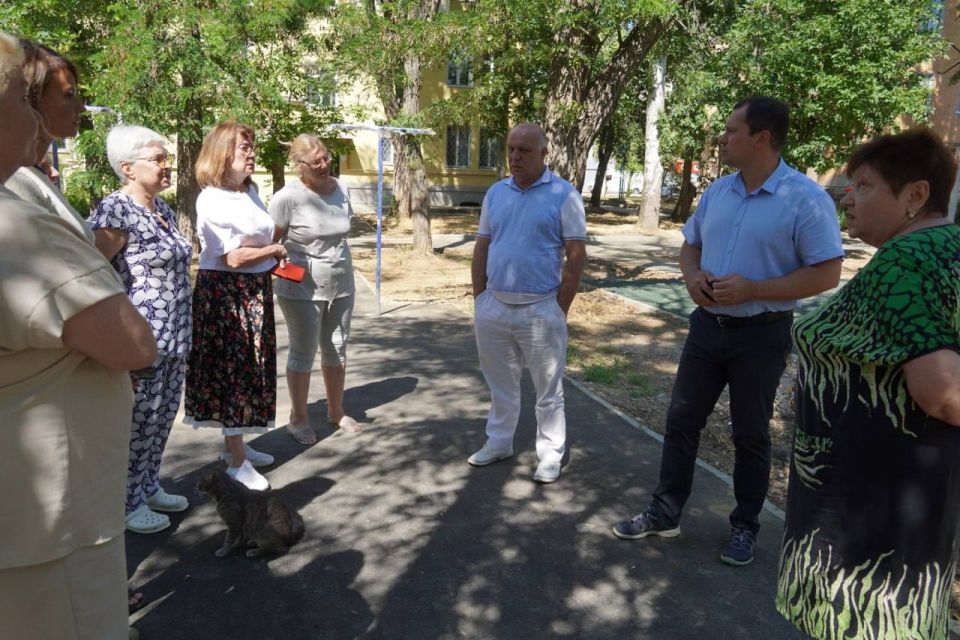 Во дворе дома по ул. Нестерова, 13,11 прошла еще одна встреча главы администрации Керчи Олега Каторгина с керчанами по итогам совещания по проблемным вопросам Во дворе дома по ул. Нестерова, 13,11 прошла еще одна встреча главы администрации Керчи Олега Каторгина с керчанами по итогам совещания по проблемным вопросам
