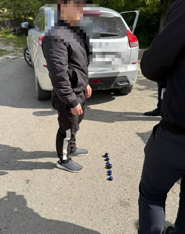 В Симферополе оперативники задержали наркокурьера, намеревавшегося сбыть на территории города особо крупную партию «синтетики» В Симферополе оперативники задержали наркокурьера, намеревавшегося сбыть на территории города особо крупную партию «синтетики»