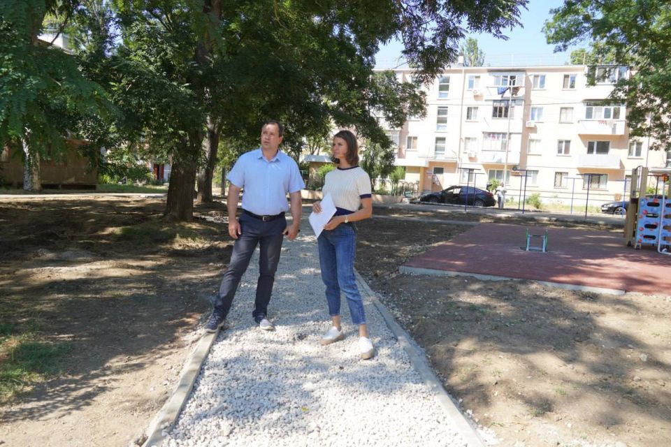 Во дворе дома по ул. Нестерова, 13,11 прошла еще одна встреча главы администрации Керчи Олега Каторгина с керчанами по итогам совещания по проблемным вопросам Во дворе дома по ул. Нестерова, 13,11 прошла еще одна встреча главы администрации Керчи Олега Каторгина с керчанами по итогам совещания по проблемным вопросам