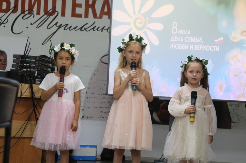 «Сыновья и мужья, по зову Родины и велению сердца, проявляя высшие человеческие качества, встали на защиту своего народа. Они бьются отважно ради мирного неба. Сложно передать боль и тревогу материнского сердца, ежесекундные... «Сыновья и мужья, по зову Родины и велению сердца, проявляя высшие человеческие качества, встали на защиту своего народа. Они бьются отважно ради мирного неба. Сложно передать боль и тревогу материнского сердца, ежесекундные...
