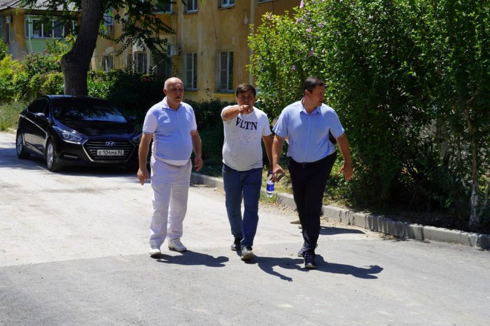 Глава администрации Керчи Олег Каторгин проверил ход работ по благоустройству придомовой территории по ул. Казакова, 47, 45,43,41, 39, 35, 35А, ул. Войкова, 21,19, ул. Радио, 23, 21, ул. Сакко, 14, 16,12/19, ул. Славы, 2, 4... Глава администрации Керчи Олег Каторгин проверил ход работ по благоустройству придомовой территории по ул. Казакова, 47, 45,43,41, 39, 35, 35А, ул. Войкова, 21,19, ул. Радио, 23, 21, ул. Сакко, 14, 16,12/19, ул. Славы, 2, 4...