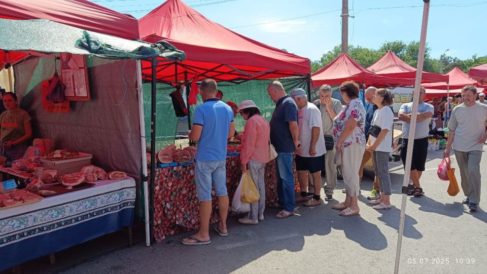 Сотрудники Минпромторга Крыма совместно с представителями администрации города Симферополя провели очередной мониторинг ярмарок выходного дня в Симферополе Сотрудники Минпромторга Крыма совместно с представителями администрации города Симферополя провели очередной мониторинг ярмарок выходного дня в Симферополе