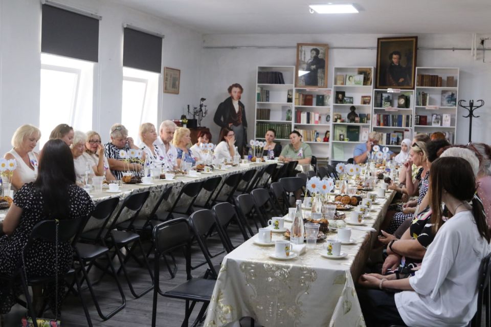 «Сыновья и мужья, по зову Родины и велению сердца, проявляя высшие человеческие качества, встали на защиту своего народа. Они бьются отважно ради мирного неба. Сложно передать боль и тревогу материнского сердца, ежесекундные... «Сыновья и мужья, по зову Родины и велению сердца, проявляя высшие человеческие качества, встали на защиту своего народа. Они бьются отважно ради мирного неба. Сложно передать боль и тревогу материнского сердца, ежесекундные...